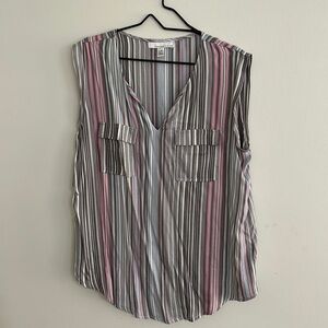 Sleeveless V-neck shirt